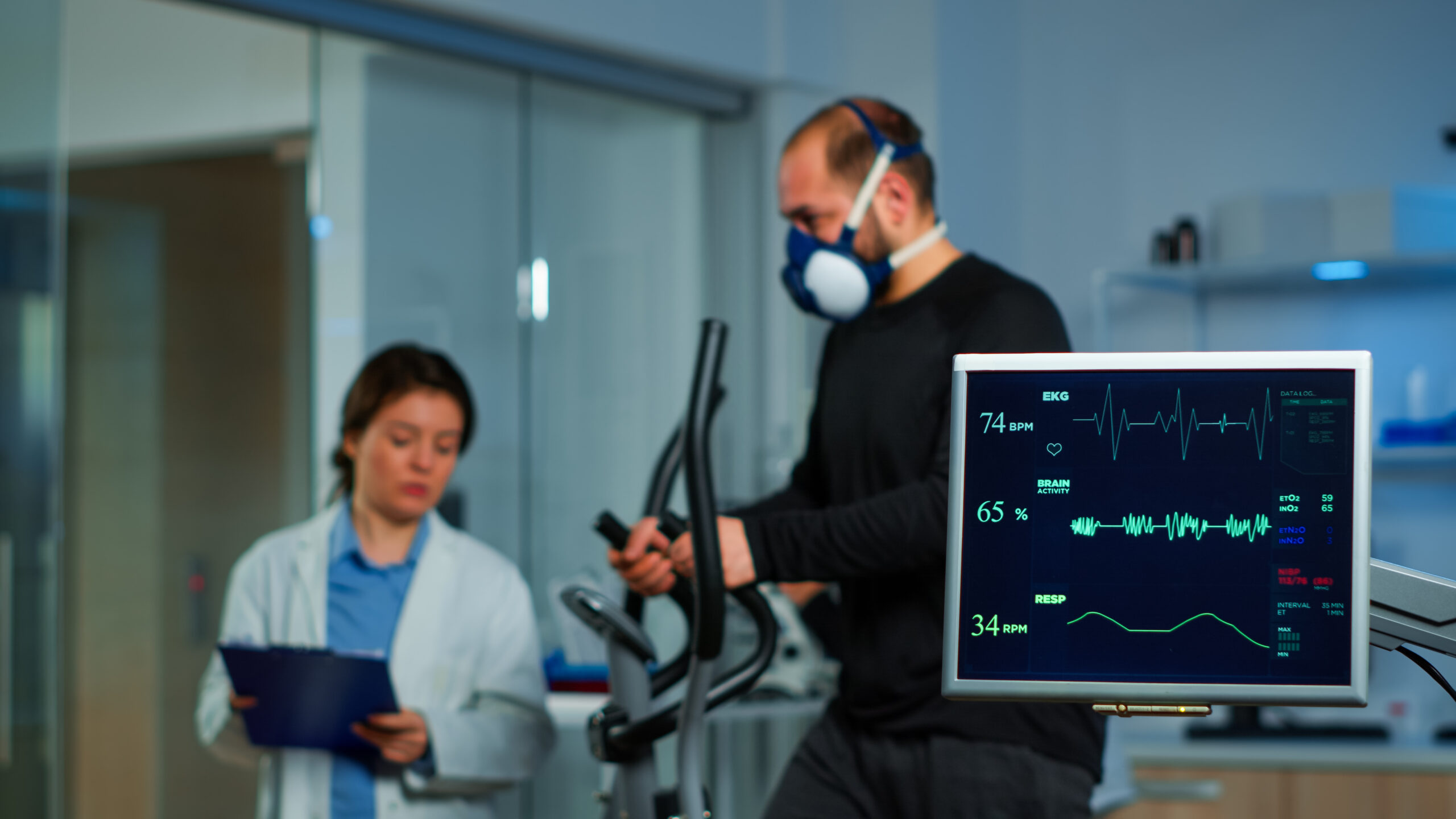 Team of medial researcher monitoring vo2 of man